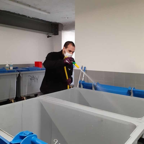 Agent d'entretien Yanet : nettoyage de poubelles